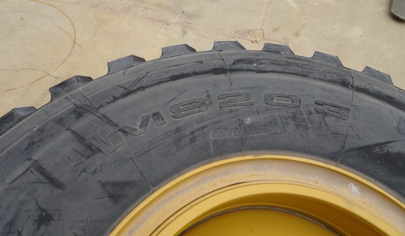 Caterpillar 12H / 140H Grader Tyre & Rim full